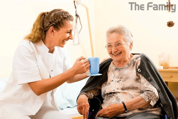 Thuê người chăm người già